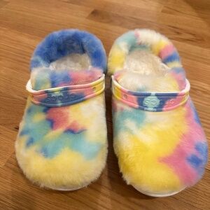 Rainbow faux fur crocs women’s 7